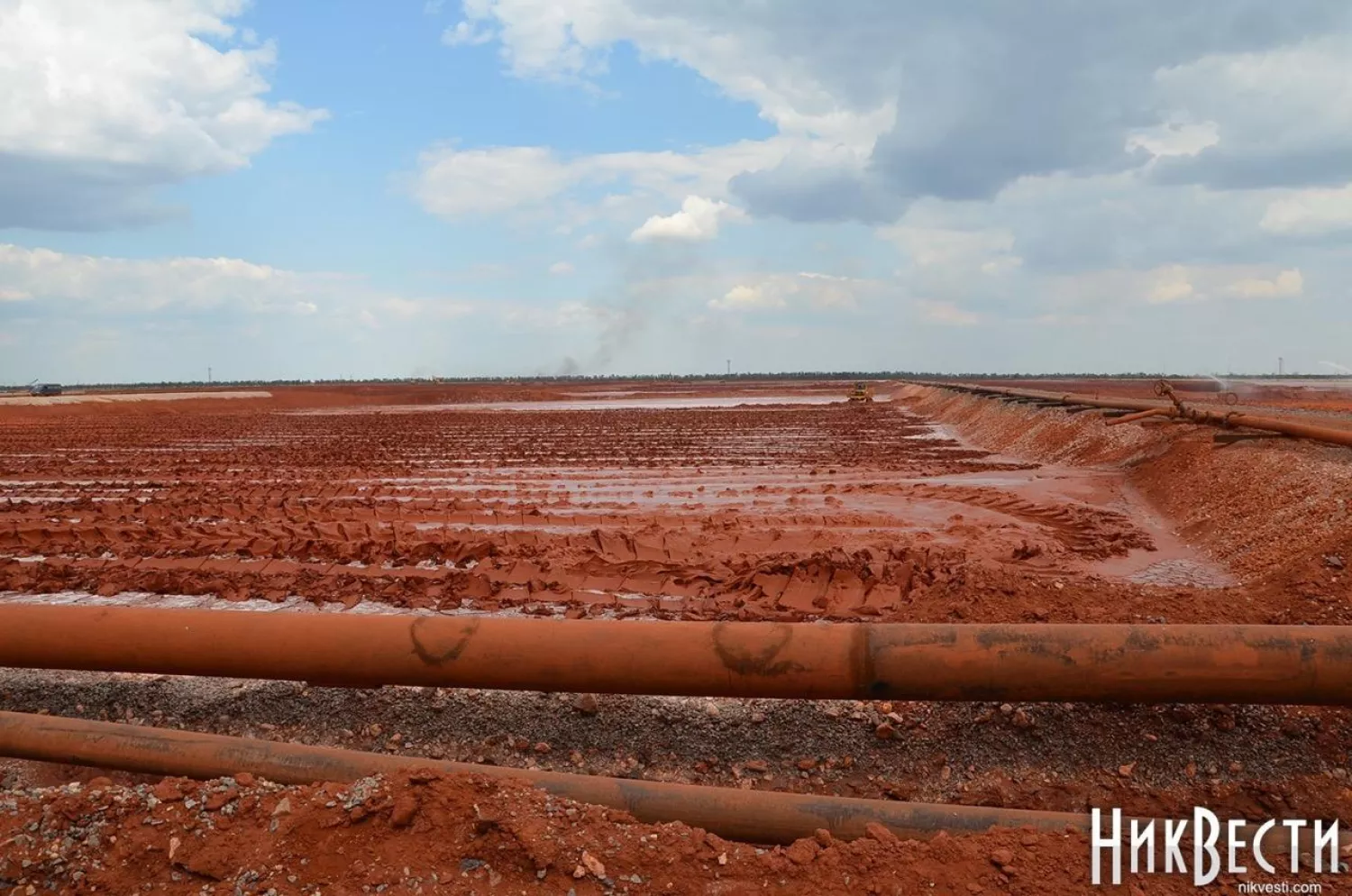 Шламові полі необхідно постійно зволожувати та відкачувати підшламові води, щоб уникнути екологічної катастрофи, архівне фото МикВісті