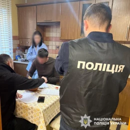 Поліцейські документують схеми привласнення коштів з бюджету. Фото Нацполіції