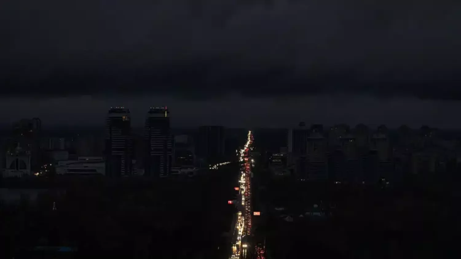 Чернігів залишився без світла після нічної атаки РФ. Фото Getty Images, ілюстраційне