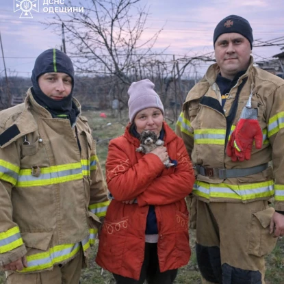 На Одещині рятувальники витягли цуценя з глибокої ями. Фото: ДСНС