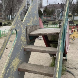 У Миколаєві мешканці скаржаться на аварійний стан дитячого майданчика. Фото: Тетяна Пиртя