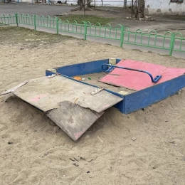 У Миколаєві мешканці скаржаться на аварійний стан дитячого майданчика. Фото: Тетяна Пиртя