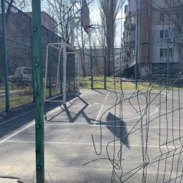 Дитина травмувалася на аварійному майданчику в Миколаєві. Фото: Юлія Романова