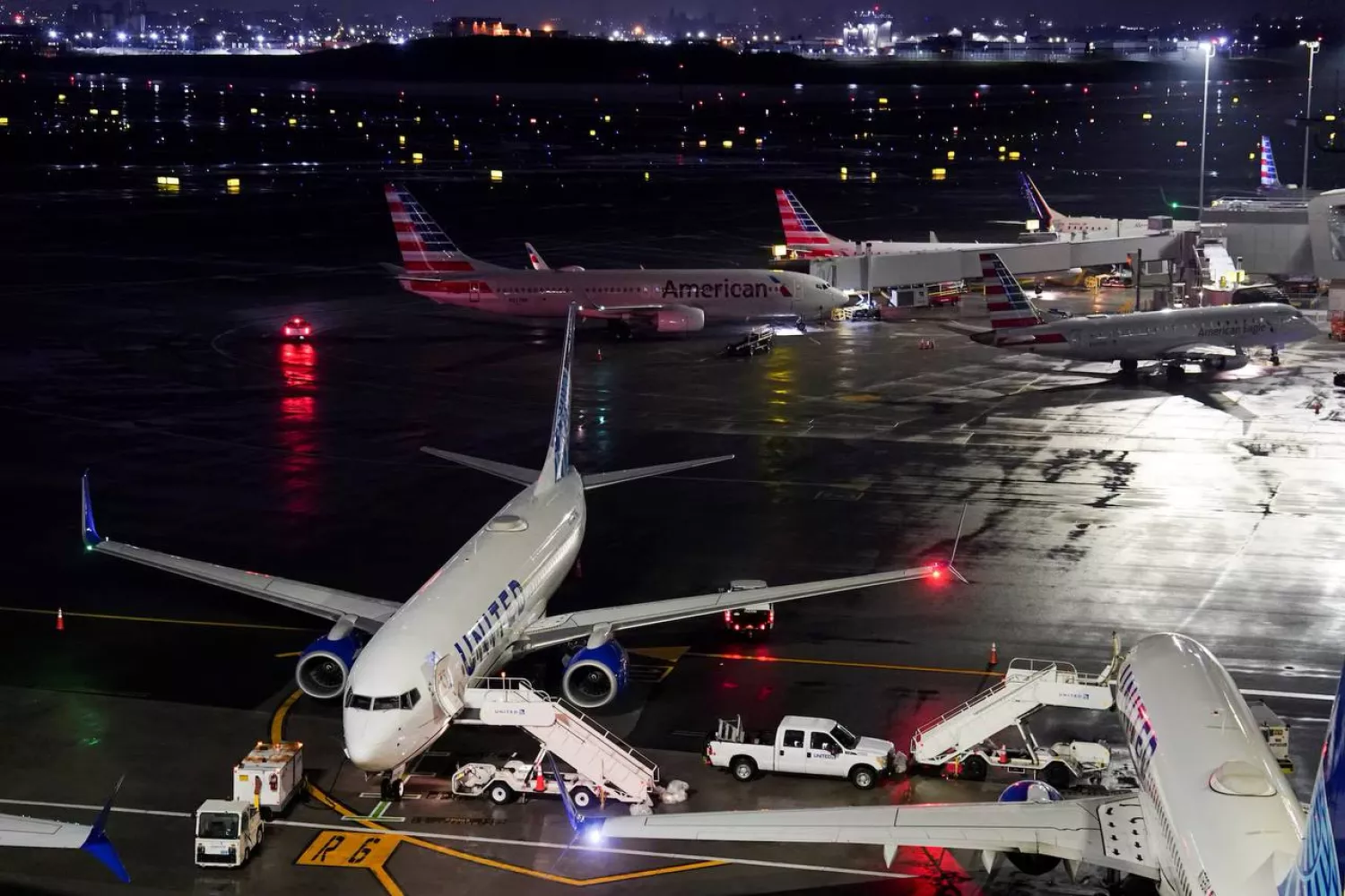 У США пасажирський літак врізався в пожежну машину на злітній смузі. Фото: REUTERS