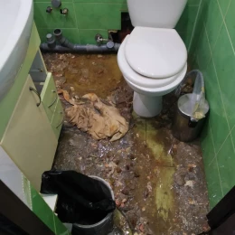 У Миколаєві мешканці будинку скаржаться на затоплення квартир фекаліями. Фото: Наталія Сергієнко