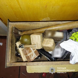 У квартирі підозрюваного знайшли й інше озброєння. Фото поліції Миколаївської області