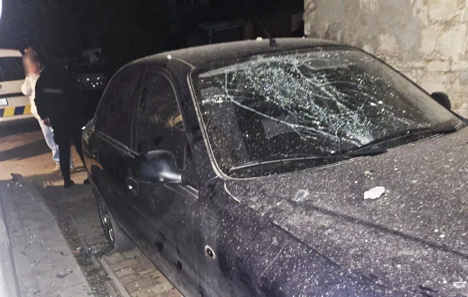 У Миколаєві чоловік кинув гранату у двір багатоповерхівки. Фото: Нацполіція