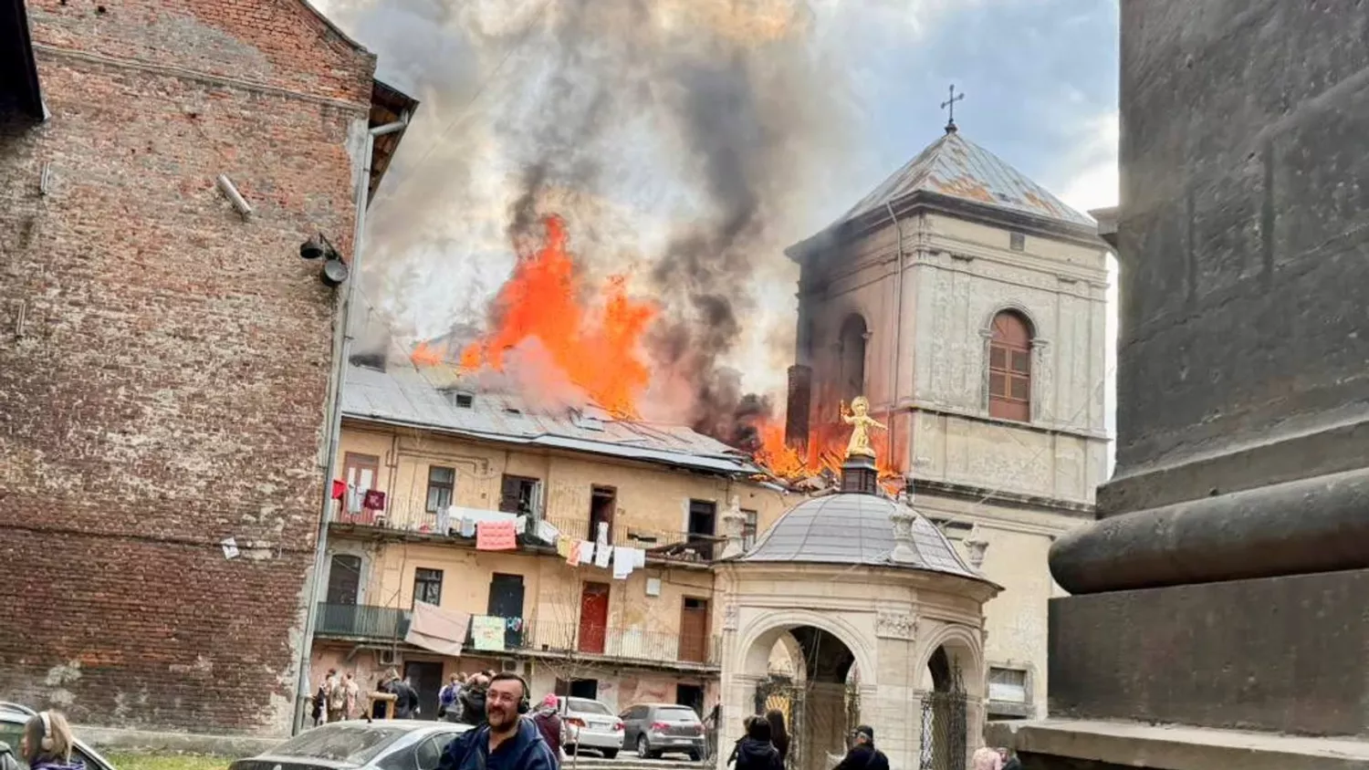 У Львові росіяни влучили у будинок у центрі міста, що є об’єктом Всесвітньої спадщини ЮНЕСКО, 24 березня 2026 року. Фото: Telegram / Андрій Садовий