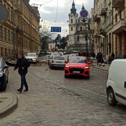 Російський дрон влучив у багатоповерхівку у Львові, 24 березня 2026 року. Фото: Telegram / Андрій Садовий