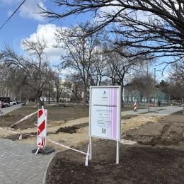 У Миколаєві в сквері «Серце міста» не продовжують ремонт плитки, ґрунт просідає ще більше. Фото: НикВести