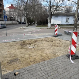 У Миколаєві в сквері «Серце міста» не продовжують ремонт плитки, ґрунт просідає ще більше. Фото: НикВести