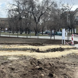 У Миколаєві в сквері «Серце міста» не продовжують ремонт плитки, ґрунт просідає ще більше. Фото: НикВести