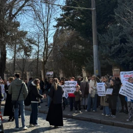Одесити протестували біля пошкодженої пам’ятки архітектури. Фото: НикВести