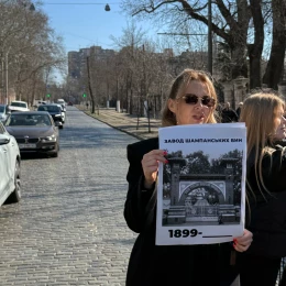 Одесити протестували біля пошкодженої пам’ятки архітектури. Фото: НикВести