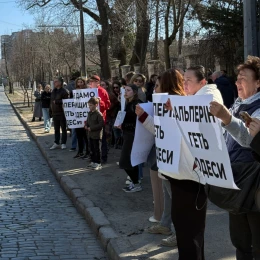 Одесити протестували біля пошкодженої пам’ятки архітектури. Фото: НикВести