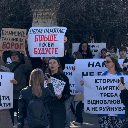 Одесити протестували біля пошкодженої пам’ятки архітектури. Фото: НикВести