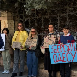 Одесити протестували біля пошкодженої пам’ятки архітектури. Фото: НикВести
