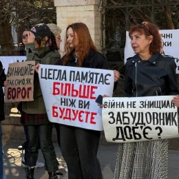 Одесити протестували біля пошкодженої пам’ятки архітектури. Фото: НикВести