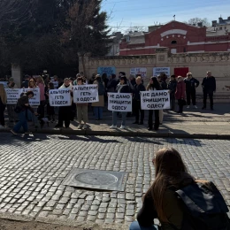 Одесити протестували біля пошкодженої пам’ятки архітектури. Фото: НикВести