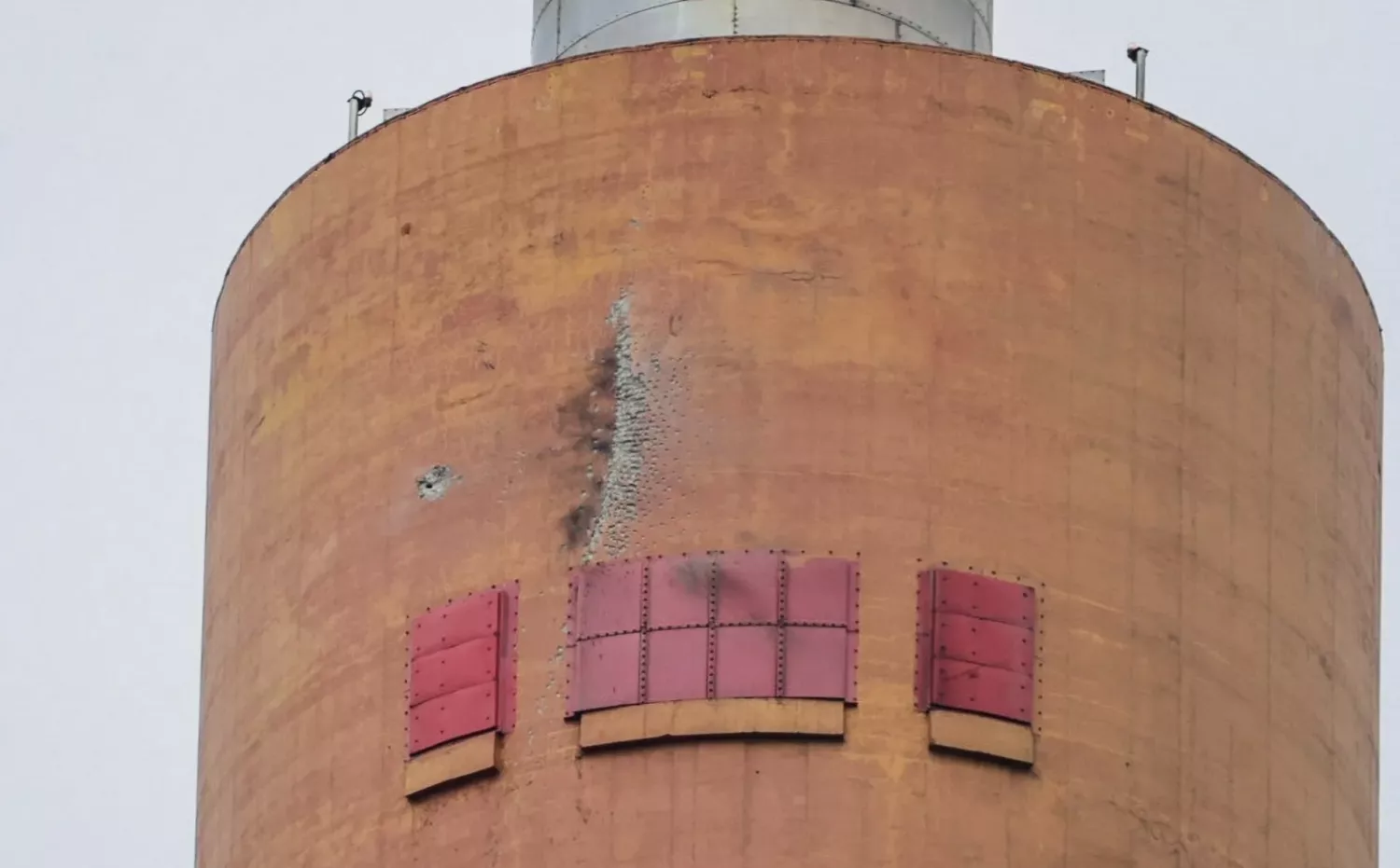 Пошкоджена труба Аувереської електростанції. Фото: KONSTANTIN SEDNEV