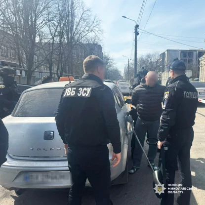 Затримання військовослужбовця. Фото: поліція Миколаївської області