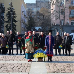 Представники влади та містяни поклали квіти до пам’ятника ольшанцям. Фото: Миколаївська міськрада