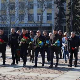 Представники влади та містяни поклали квіти до пам’ятника ольшанцям. Фото: Миколаївська міськрада