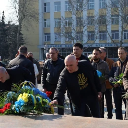 Представники влади та містяни поклали квіти до пам’ятника ольшанцям. Фото: Миколаївська міськрада