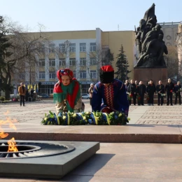 Представники влади та містяни поклали квіти до пам’ятника ольшанцям. Фото: Миколаївська міськрада