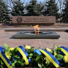 Представники влади та містяни поклали квіти до пам’ятника ольшанцям. Фото: Миколаївська міськрада