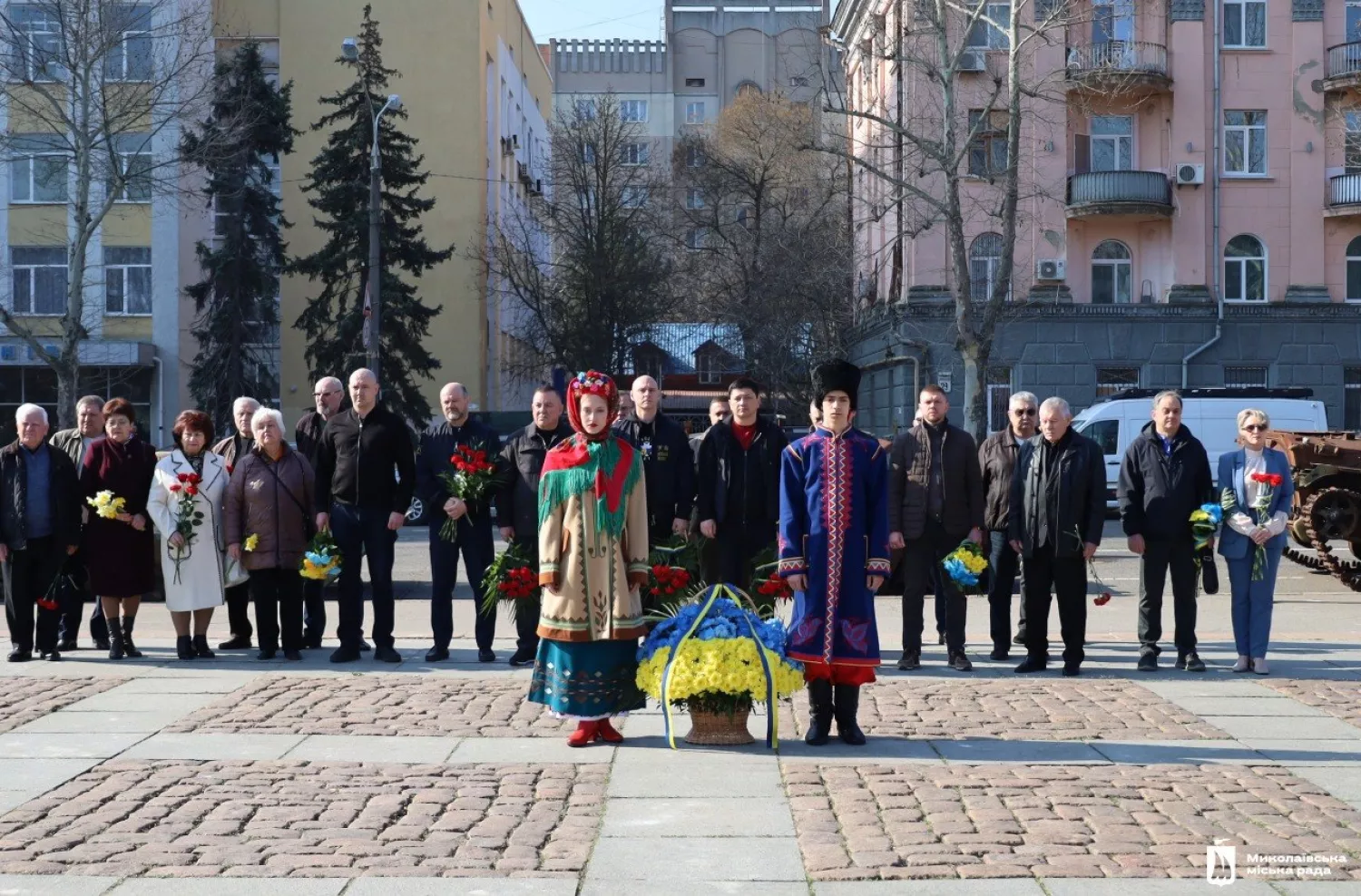 Представники влади та містяни поклали квіти до пам’ятника ольшанцям. Фото: Миколаївська міськрада