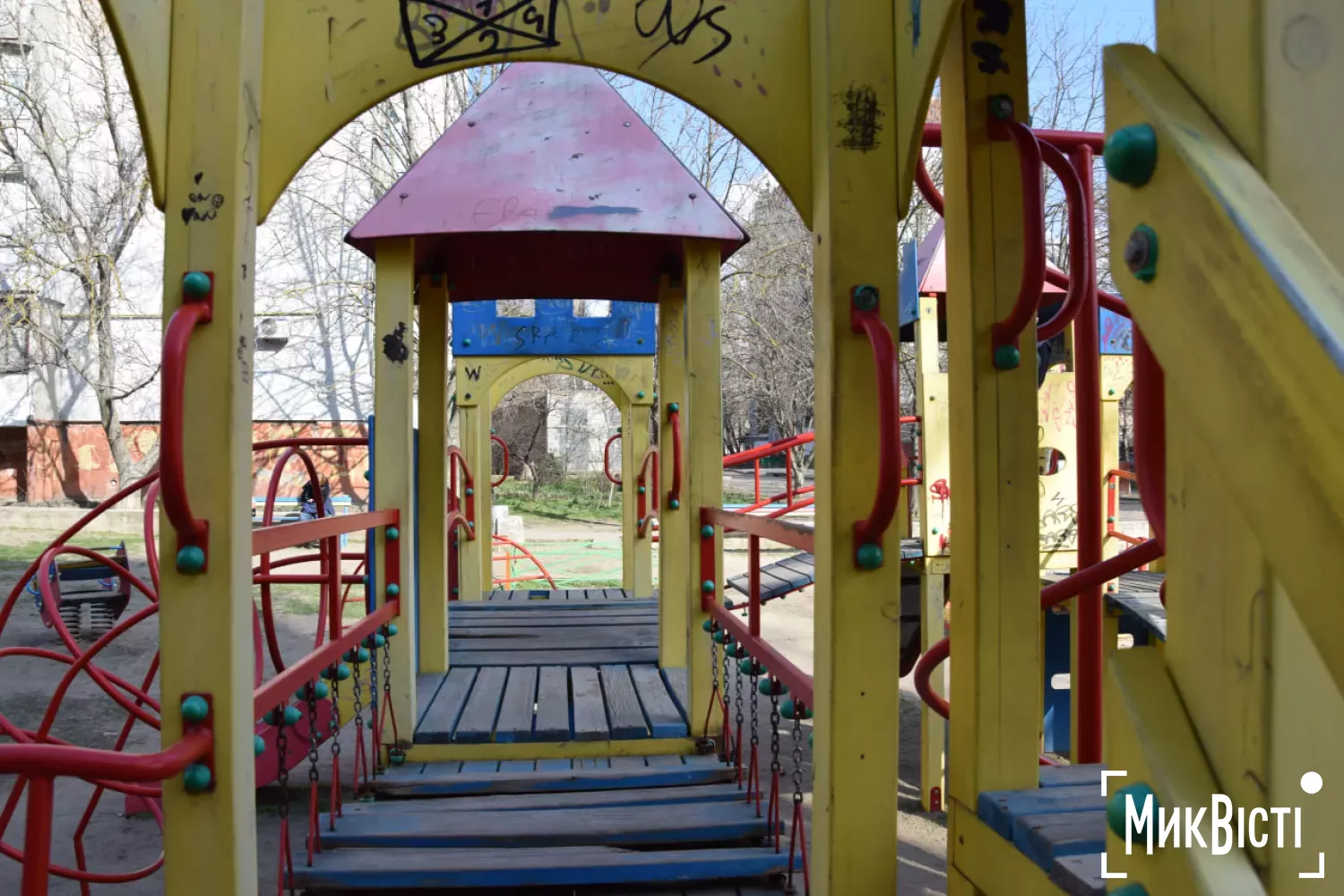 Лабіринт на майданчику. Фото «НикВести»