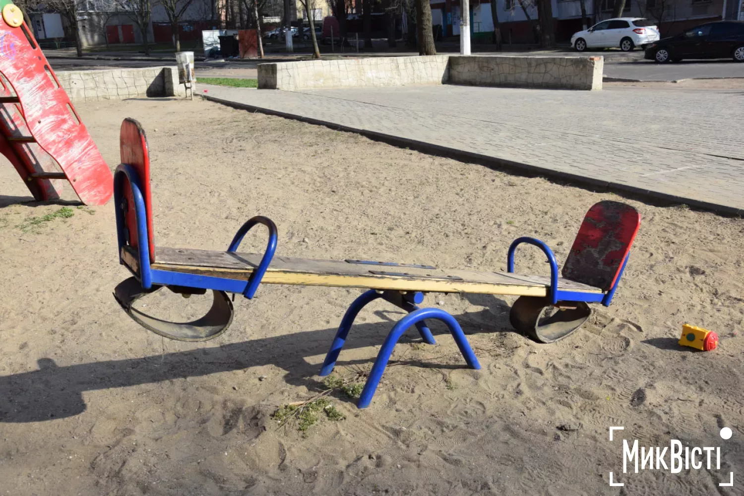 Гойдалку теж не оновлювали давно. Фото «НикВести»