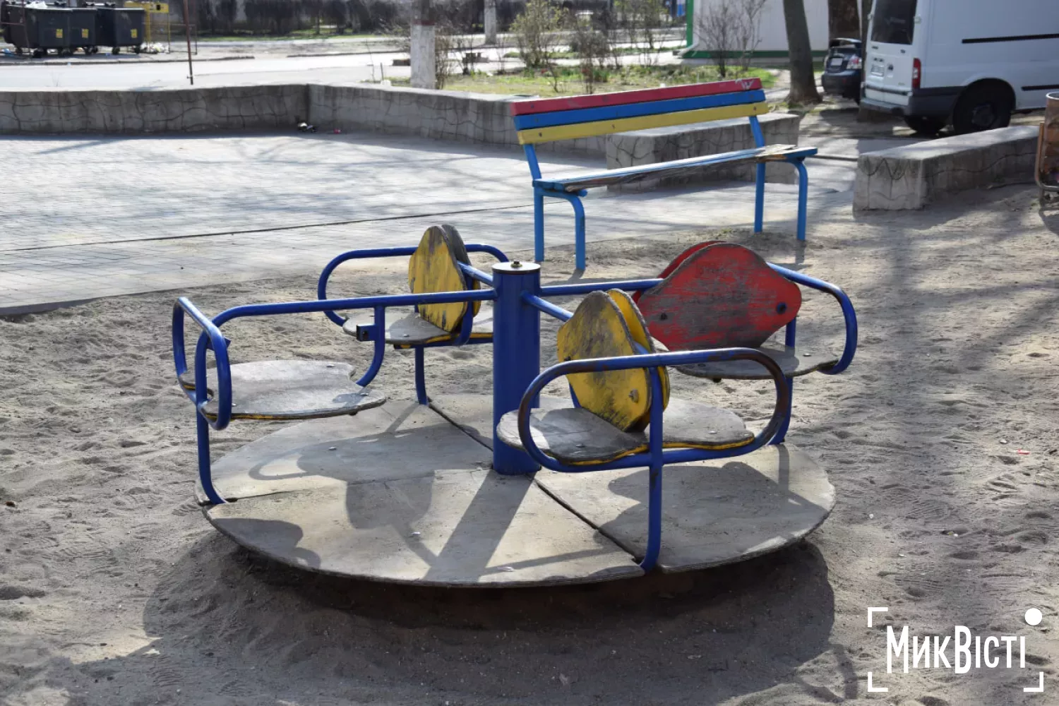 Карусель давно не фарбували. Фото «НикВести»