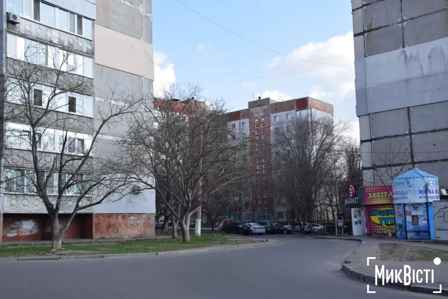 Біля будинку багато багатоповерхівок. Фото «НикВести»