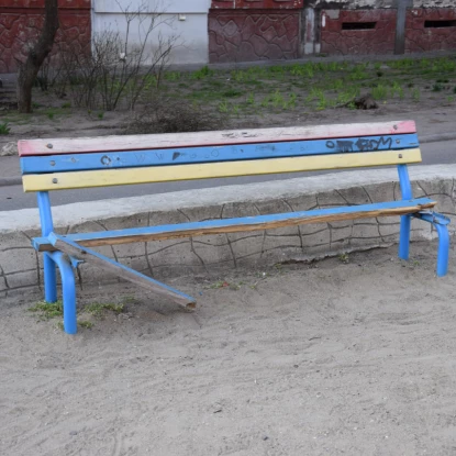 Поламані лавки на майданчику на вул. Колодязній. Фото «НикВести»