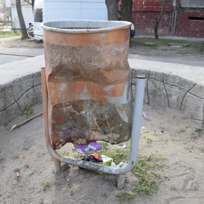 Зі смітника відходи вивалюються знизу. Фото «НикВести»