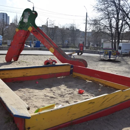 На майданчику обидві пісочниці давно не поповнювалися. Фото «НикВести»