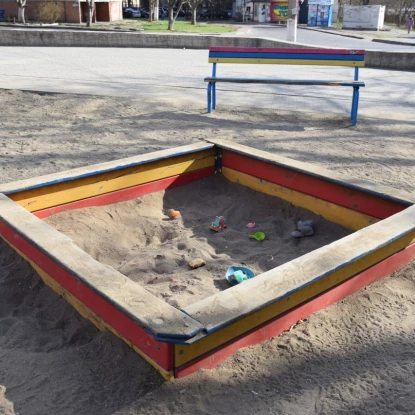 На майданчику обидві пісочниці давно не поповнювалися. Фото «НикВести»