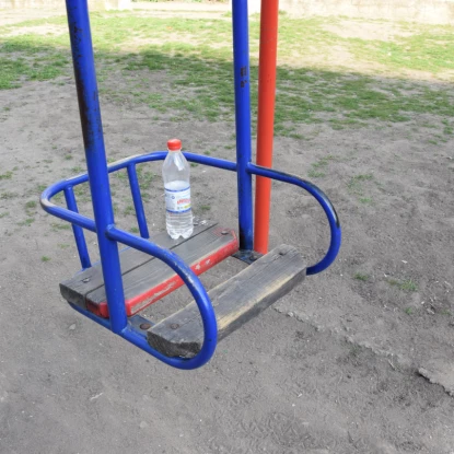 На гойдалці не вистачає дошок. Фото «НикВести»