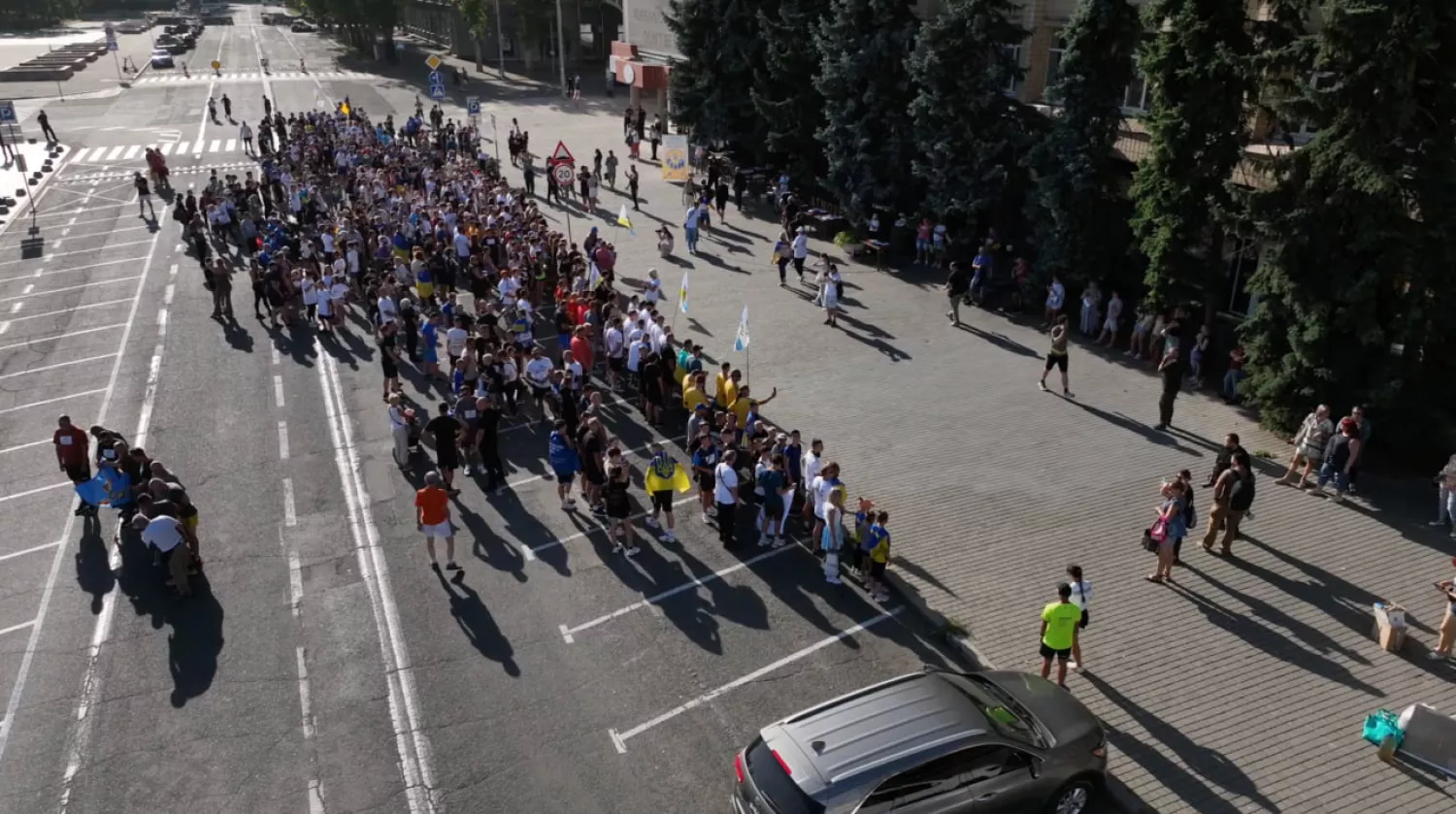 Благодійний забіг &laquo;Шаную воїнів, біжу за Героїв України&raquo; у центрі Миколаєва 30 серпня 2025 року. Скриншот з відео ДСНС