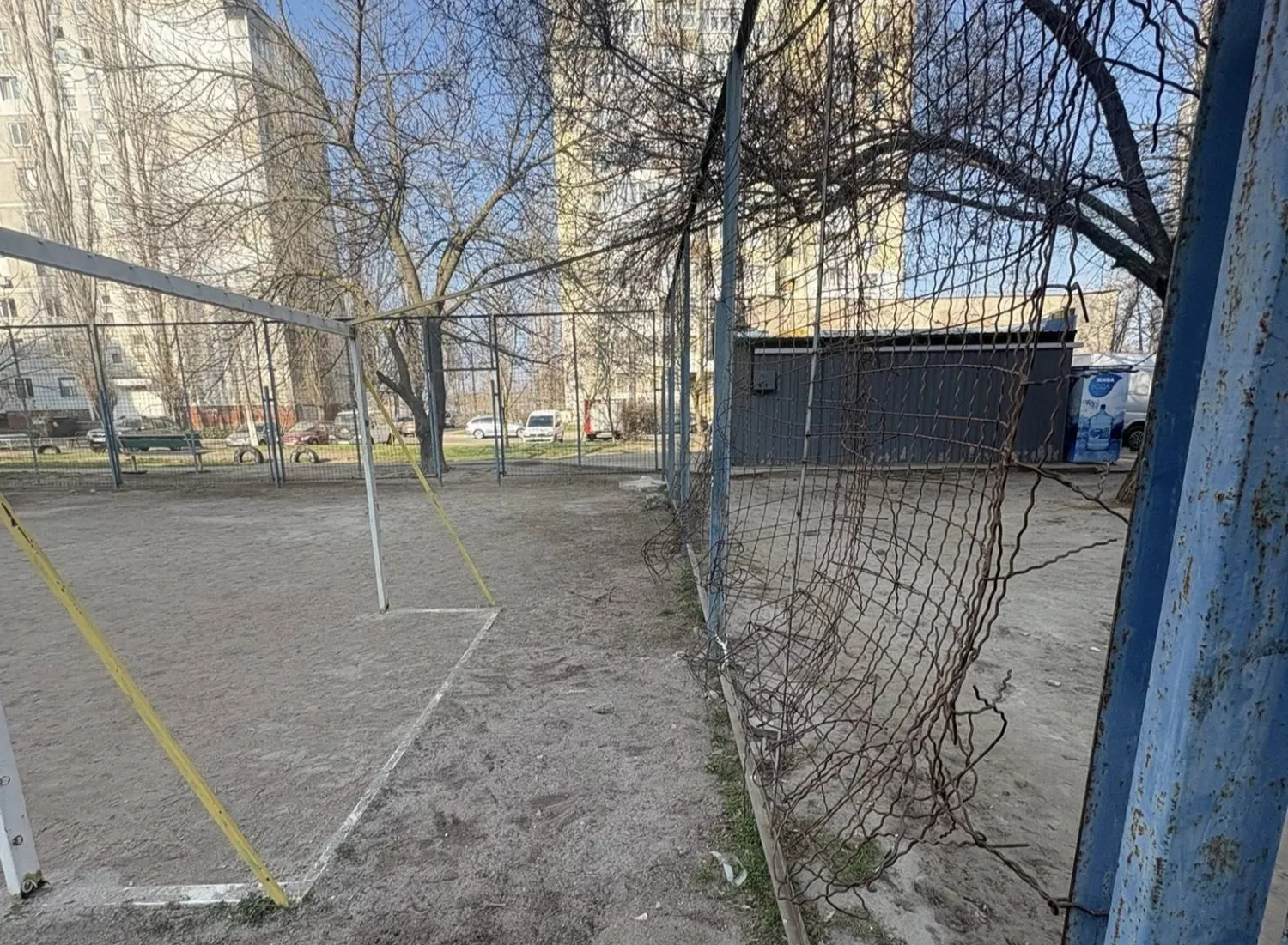 Небезпечне футбольне поле у дворі по вул. Лазурній. Фото Юлії Позднякової