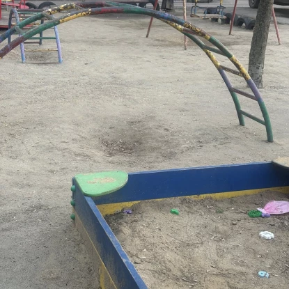 У пісочниці майже немає піску. Фото Юлії Позднякової