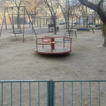 Дитячий майданчик на вул. Лазурній. Фото Юлії Позднякової