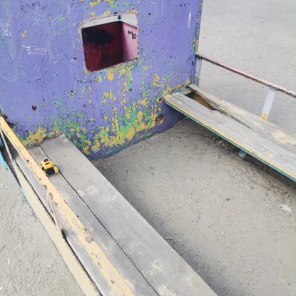 Ще одна стара поламана конструкція на майданчику. Фото Юлії Синишиної-Лівінської