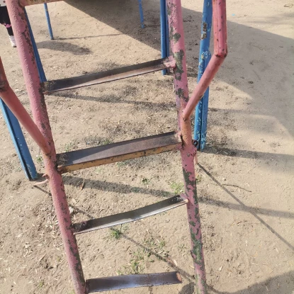 Стара драбина на дитячому майданчику. Фото Юлії Синишиної-Лівінської