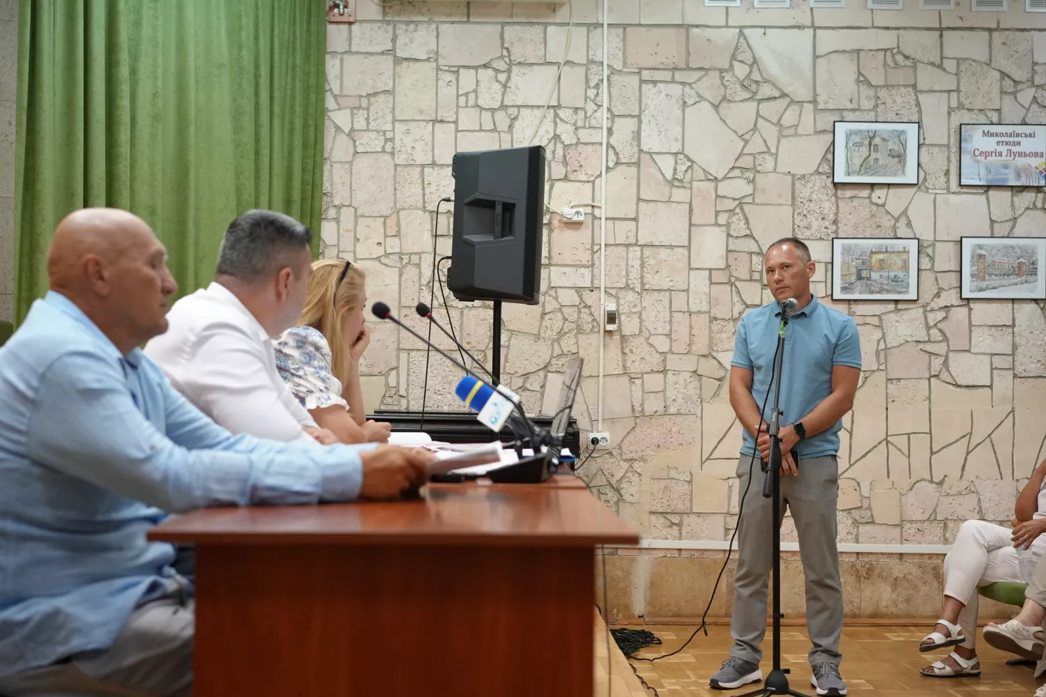 Експертна рада заслуховує керівника антикорупційного департаменту Віталія Ярошенка під час обговорення Плану доброчесності, серпень 2025 року. Фото: Ігор Арчибісов