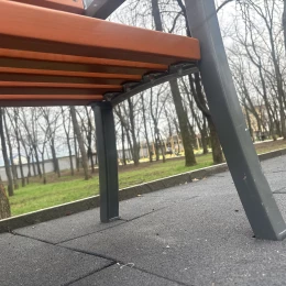 У Миколаєві лавки на майданчику прогинаються під дорослими. Фото: НикВести