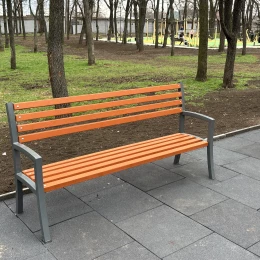 У Миколаєві лавки на майданчику прогинаються під дорослими. Фото: НикВести