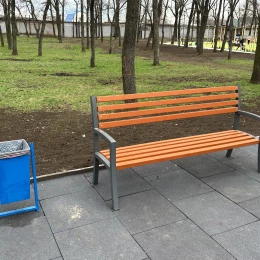 У Миколаєві лавки на майданчику прогинаються під дорослими. Фото: НикВести